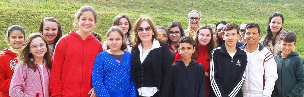 Alunos e professores da Escola São Raphael de Criciúma.
