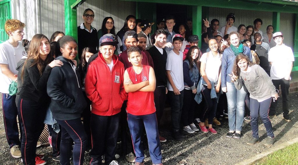 Alunos e professores do Colégio Estadual Heriberto Hulse (EEB)